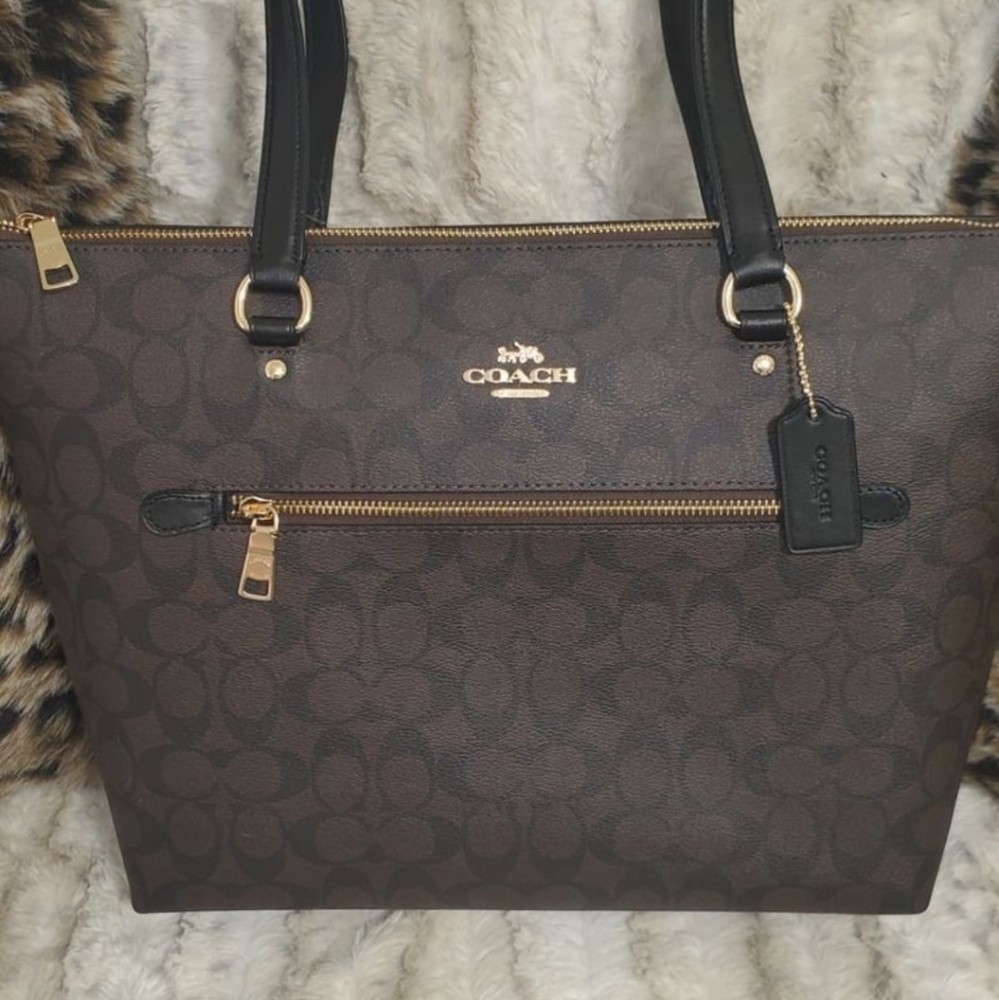 NWT AUTHENTIC COACH LARGE SIGNATURE TOTE WITH ZIPPER AND FRONT POCKET ZIPPER